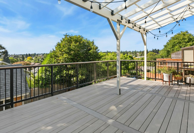Terraza de madera con pérgola en Getxo